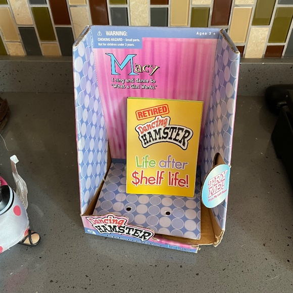 Vintage Macy the Dancing Hamster - Picture 5 of 8